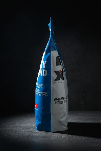  MAX Titanium Morango Whey Blend premium protein powder for athletes and fitness enthusiasts, strawberry taste.